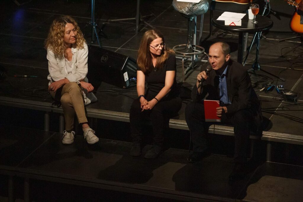 A book-talk to introduce the musical part of the presentation (left to right): Nevena Stefanović, literary critic and moderator, Jasmina Topić and Gojko Božović, editor of the book, Apolo hall, 2021, Pančevo