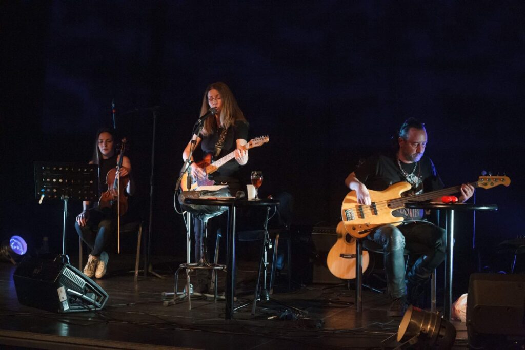 Miona Caran, Jasmina Topić and Đurađ Šimić performing in the Apolo hall, at the presentation of the book Temporary Domicile, 2021, Pančevo