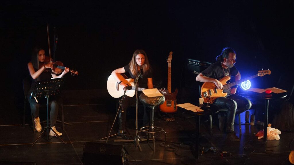 Miona Caran, Jasmina Topić and Đurađ Šimić performing in the Apolo hall, at the presentation of the book Temporary Domicile, 2021, Pančevo